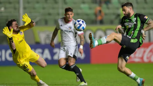 Fernando de Paul amargó a Gonzalo Mastriani, pero el uruguayo aun así anotó dos goles en la paliza del América MG sobre Colo Colo.