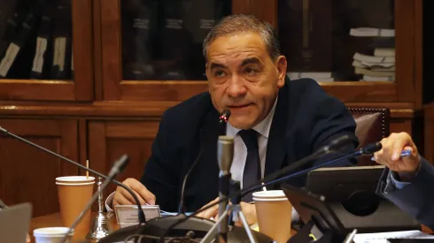 Senador Fidel Espinoza durante la Comision de Vivienda del Senado.