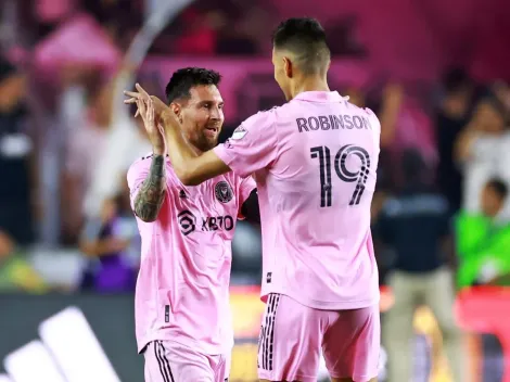 Video: el insólito momento de Robbie Robinson en pleno debut de Messi