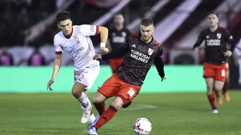 Guillermo Soto en acción ante Lucas Beltrán, centrodelantero de River Plate.