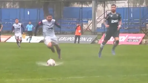 Roberto Riveros aprovechó una poza y un mal pase para anotar el primero de sus dos goles a Wanderers.