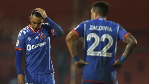 Nery Domínguez y Matías Zaldivia se lamentan tras la derrota de la U ante Palestino.