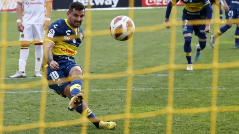 El penal de Juan Cuevas debió anularse, pero ni dos repeticiones de VAR fueron suficientes para Cristian Garay.