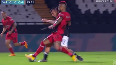 Gary Medel y Arturo Vidal se mostraron los dientes en un cruce.