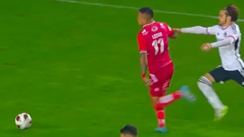 Esta fue la falta que Juan Leiva reclamó como penal ante Colo Colo.