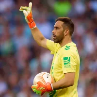 Bravo figura y un golazo de mitad de cancha en empate del Betis