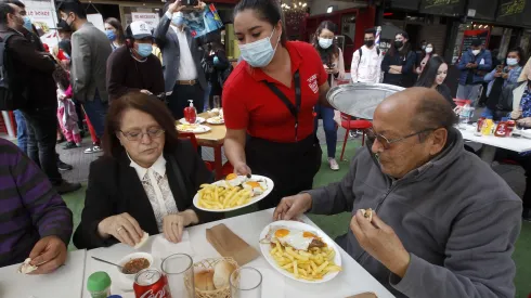 ¿Es obligatoria la propina en Chile? En estos lugares pueden pedir.