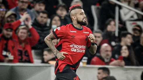 Arturo Vidal suma dos partidos en Athletico Paranaense.
