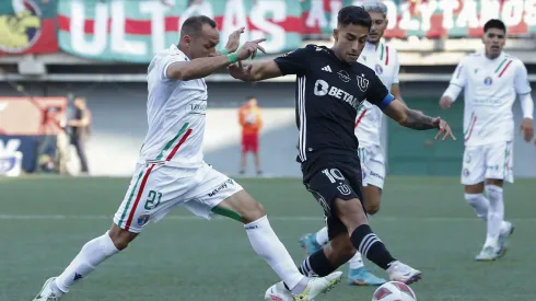 Marcelo Díaz intenta quitarle el balón a Lucas Assadi en un duelo entre Universidad de Chile y Audax Italiano.