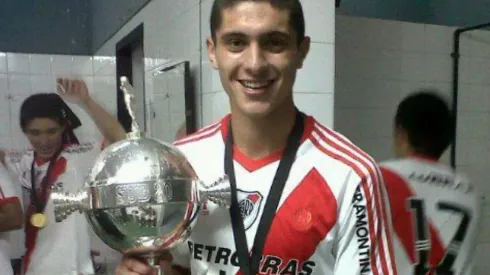 Leandro Garate posa con la Copa Libertadores que ganó con River Plate, club del que es hincha fanático.