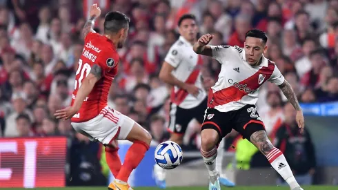 Charles Aránguiz lucha con Esequiel Barco. River le sacó ventaja al Inter en la ida de los octavos de final de la Copa Libertadores.