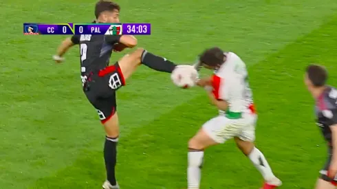 Esta patada de Jeyson Rojas terminó en una tarjeta amarilla. Sin embargo, tras reclamos y un diálogo con el cuarto árbitro, se transformó en roja y expulsión.