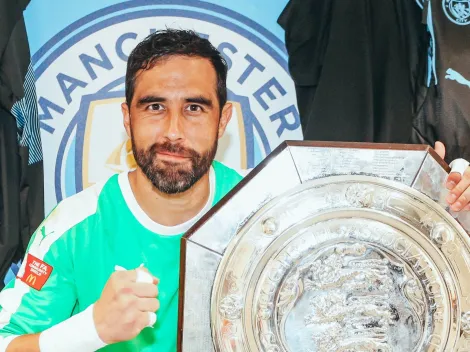 Manchester City se acuerda de su "héroe" Claudio Bravo