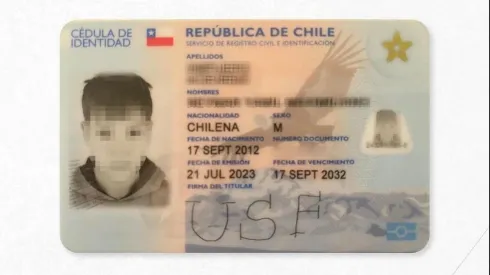 Un pequeño hincha de San Felipe hace su firma en honor al club.