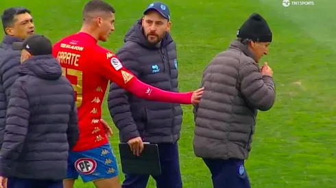 Mario Salas se acercó a decirle algo a Leandro Garate y se llevó un empujón, respondiendo de vuelta.