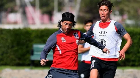 Felipe Loyola marca a Jaime Valdés en una práctica de Colo Colo. Por estos días, el Pipe vive un presente goleador.
