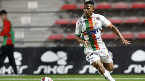 César Munder en acción por Cobresal. Es el tercer goleador del puntero del Campeonato Nacional 2023.