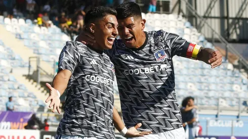 Jordhy Thompson celebra con Esteban Pavez un gol ante O'Higgins. El "24" marcó seis goles para Colo Colo en la temporada.