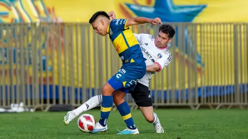 Joan Cruz lucha un balón ante la marca de César Fuentes.