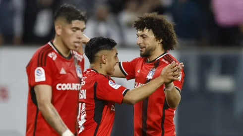 Maximiliano Falcón felicita a Jordhy Thompson tras uno de los goles que le anotó a Unión La Calera.