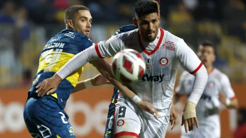 Lucas Passerini lucha un balón con Diego Oyarzún. Tiene los días contados en Unión La Calera.