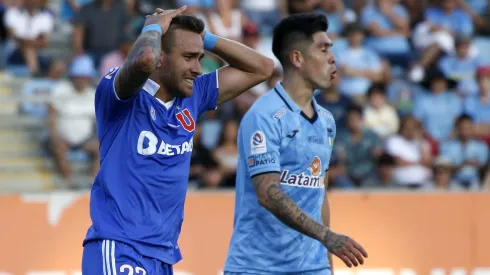 Matías Zaldivia en el duelo de la primera rueda entre la U y O'Higgins. Los azules ganaron con gol agónico de Leandro Fernández.