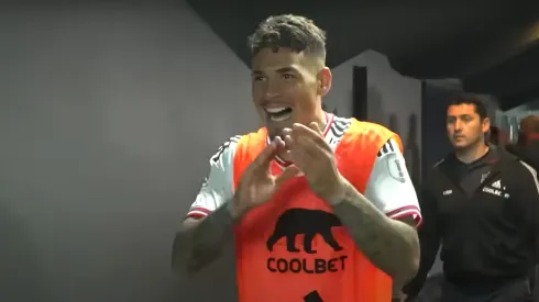 Alan Saldivia aplaude mientras entona una conocida canción de Colo Colo.