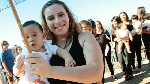 El bono de $11 mil que reciben los padres con hijos menores de 6 años.