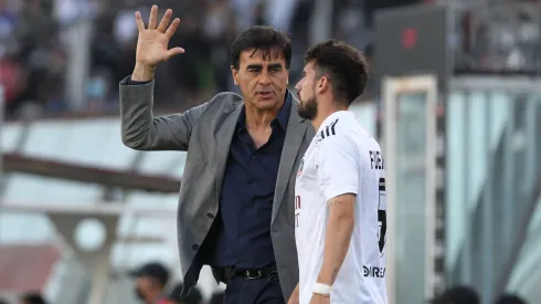 César Fuentes recibe indicaciones de Gustavo Quinteros en Colo Colo.