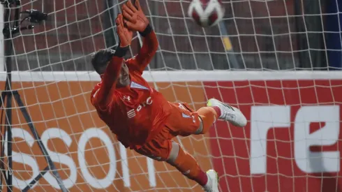 Nicolás Peranic atajó el penal de Julio Barroso y le dio el paso a la final de Copa Chile a Universidad Católica.