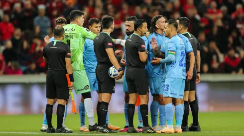 Los reclamos de los jugadores del Bolívar con el juez peruano