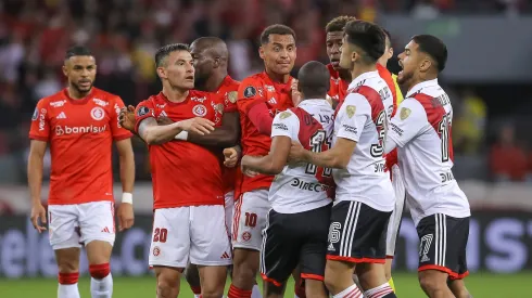 Charles y Solari encarándose en plena trifulca.