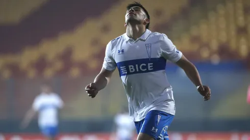 Alexander Aravena llama la atención en Europa, pero la UC no aceptará cualquier propuesta.