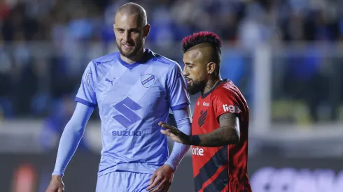 Arturo Vidal junto al zaguero Nicolás Ferreyra de Bolívar, quien jugó en Audax Italiano y San Marcos de Arica.