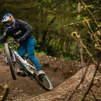Pedro Burns debutó con todo en el Cerro Chena con el Tour Nacional de Descenso