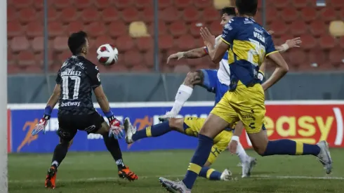 Universidad Católica tuvo el 1 a 0, pero el arquero de Everton lo evitó con su cara.