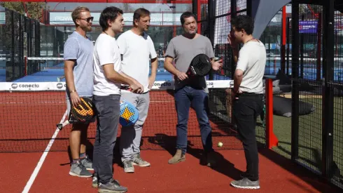 Martín Ossandón luce polera blanca y pantalón negro. Es uno de los socios de Grupo Conecta, una empresa que factura miles de millones con el pádel.