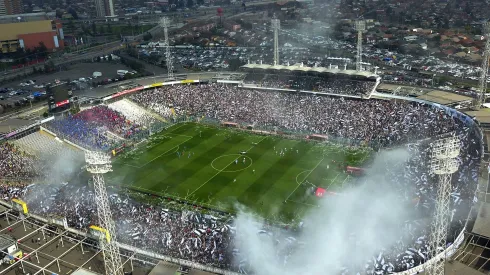 Una toma aérea del estadio Monumental en un partido entre Colo Colo vs. la U.
