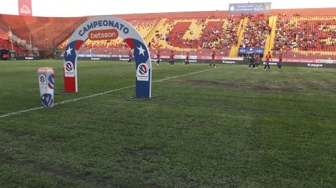 El estado de la cancha del Santa Laura preocupa tanto a la U como a Colo Colo previo al Superclásico.