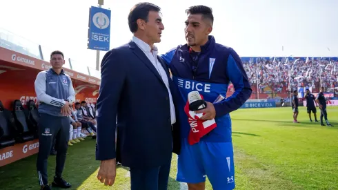 Gustavo Quinteros saludando a César Pinares en el partido de esta temporada en Santa Laura.