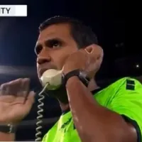 Árbitro de la Leagues Cup atiende al VAR con teléfono noventero