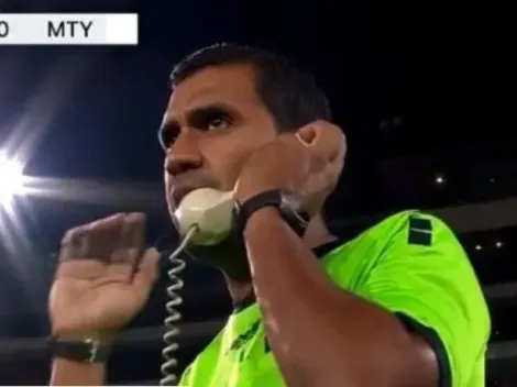 Árbitro de la Leagues Cup atiende al VAR con teléfono noventero