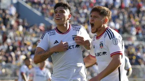 Carlos Palacios celebra el gol que le anotó a Everton en el triunfo ante Colo Colo. A su lado, Leonardo Gil también festeja.