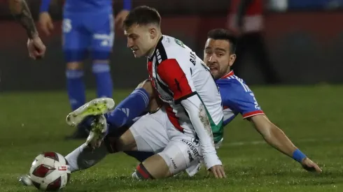 Bruno Barticciotto lucha un balón con Matías Zaldivia. El delantero de Palestino pronto será anunciado como refuerzo en Argentina.