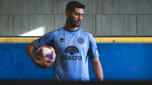 Lucas Passerini posa con la camiseta de Belgrano de Córdoba, de la primera división de Argentina.