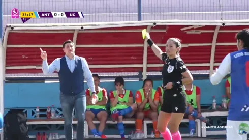 Mientras la árbitra amonestaba al técnico cruzado, en la transmisión enviaban un particular saludo.