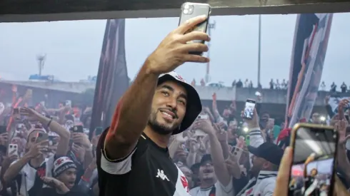 Dimitri Payet llegó muy temprano a Río de Janeiro y lo recibieron miles de fanáticos.