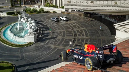 Dios mío, como es posible este suceso. ¿Cómo terminó este auto de la escudería Oracle Red Bull Racing arriba de un techo de un casino?