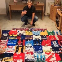 Beto Acosta luce su colección de camisetas con varias joyitas chilenas