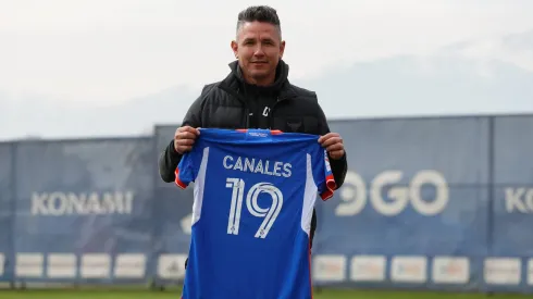 Con una camiseta con su nombre fue recibido Gustavo Canales.